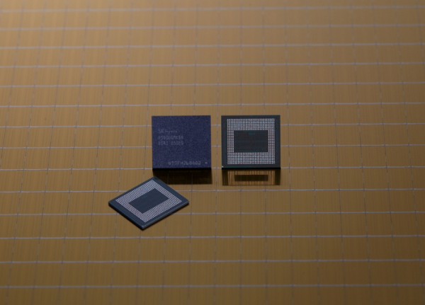 ▲SK하이닉스가 양산하는 18GB LPDDR5 모바일 D램 (사진제공=SK하이닉스)