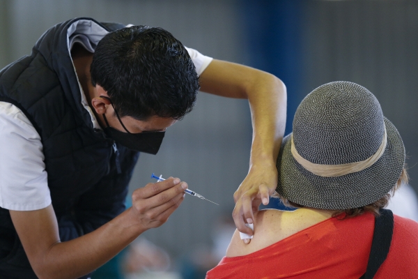 ▲멕시코 의료인이 지난달 24일(현지시간) 수도 멕시코시티에서 한 여성에게 러시아가 개발한 신종 코로나바이러스 감염증(코로나19) 백신 ‘스푸트니크 V’를 접종하고 있다. 멕시코시티/AP연합뉴스
