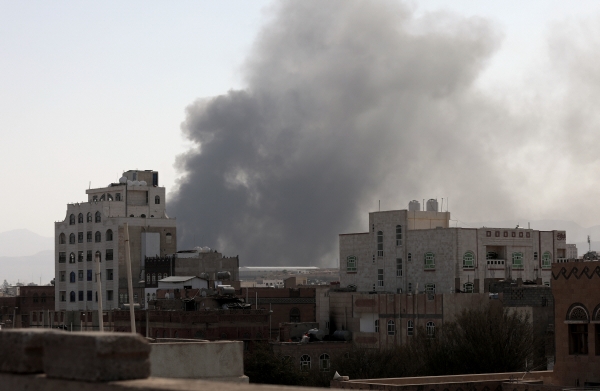 ▲사우디아라비아가 주도하는 아랍동맹군이 7일(현지시간) 예멘 수도 사나의 후티 반군 장악 지역을 공습한 뒤 연기가 피어오르고 있다. 사나/AP연합뉴스
