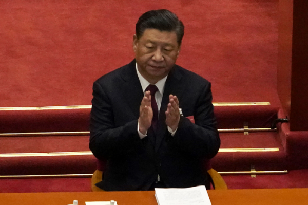 ▲시진핑 중국 국가주석이 5일 베이징에서 열린 전국인민대표대회(전인대)에 참석해 박수치고 있다. 베이징/AP연합뉴스