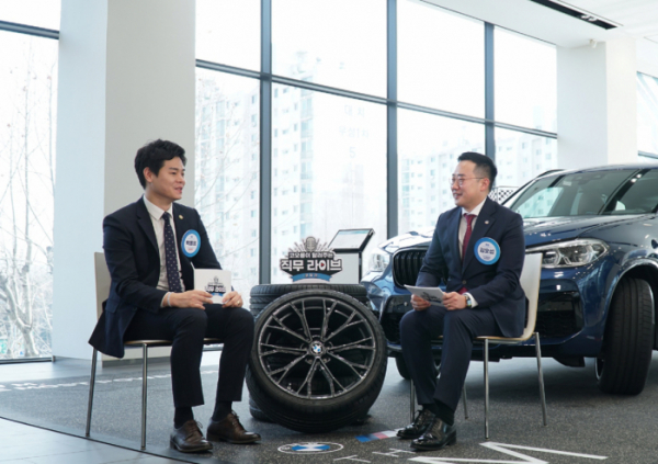 ▲3월의 멘토 김호섭(오른쪽) 코오롱글로벌 소속 BMW 딜러가 온라인 직무 멘토링을 진행하고 있다.  (사진제공=코오롱)
