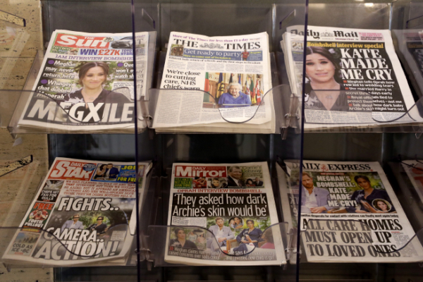▲영국 런던 가판대에 8일(현지시간) 매건 마클 왕자비의 인터뷰를 다룬 대중지들이 놓여있다. 런던/AP연합뉴스