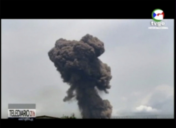 ▲적도 기니 바타에서 7일(현지시간) 오후 군 기지 폭발 사고가 발생했다. 사진은 현지 방송 TVGE가 폭발 연기가 자욱한 모습을 내보내고 있다.  AP뉴시스
