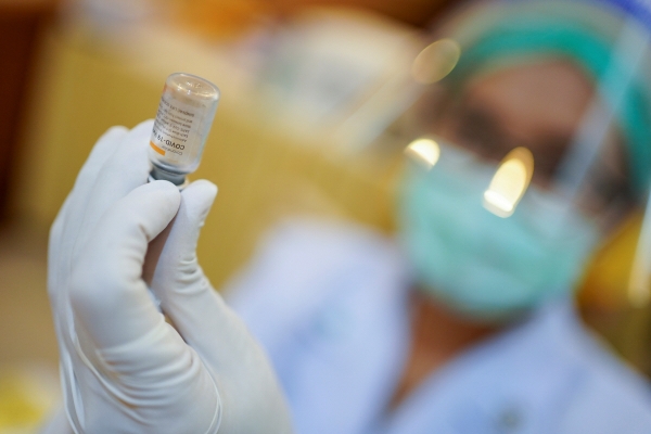 ▲2월 28일(현지시간) 태국 사뭇사콘의 한 병원에서 의료진이 중국 시노백의 코로나19 백신을 들어보이고 있다. 사뭇사콘/로이터연합뉴스
