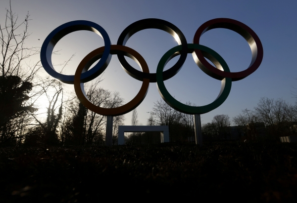 ▲스위스 로잔의 국제올림픽위원회(IOC) 본부 앞에 오륜기가 세워져 있다. 로잔/로이터연합뉴스
