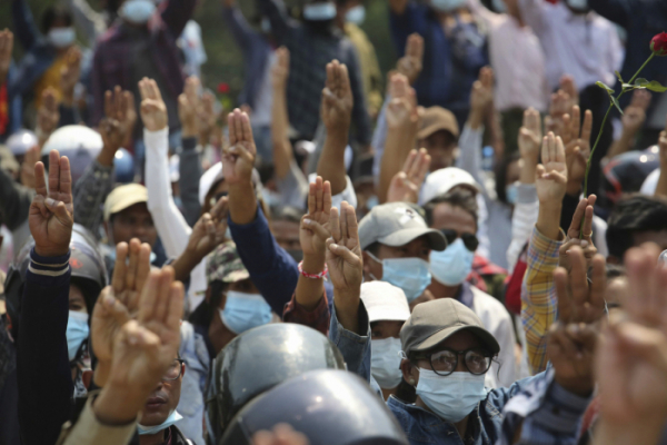 ▲미얀마 수도 네피도에서 반쿠데타 시위대가 8일(현지시간) 저항운동의 상징인 '세 손가락 경례'를 하고 있다. 네피도/AP뉴시스