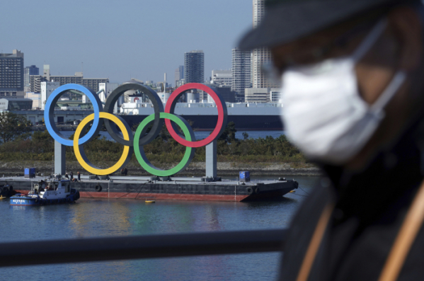 ▲2020년 12월 일본 도쿄 오다이바 해상에 올림픽 오륜 마크 조형물이 설치돼 있다. (도쿄=AP/뉴시스)
