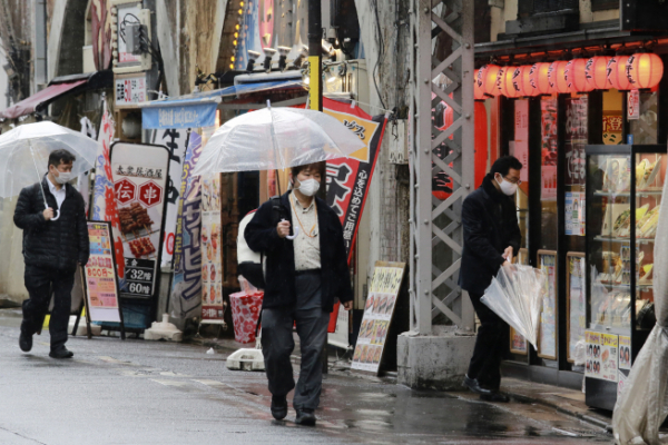 ▲일본 도쿄에서 8일 마스크를 쓴 시민들이 거리를 지나가고 있다. 도쿄/AP연합뉴스