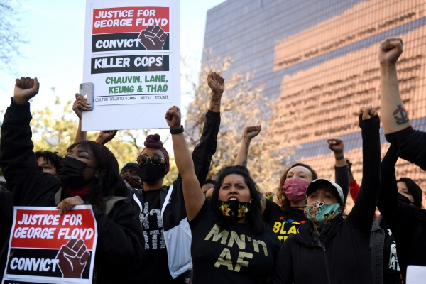 ▲8일(현지시간) 시위대가 미국 미니애폴리스 도심에 있는 허너핀 카운티 법원 주변에 모여 시위를 벌이고 있다. 미니애폴리스/로이터연합뉴스
