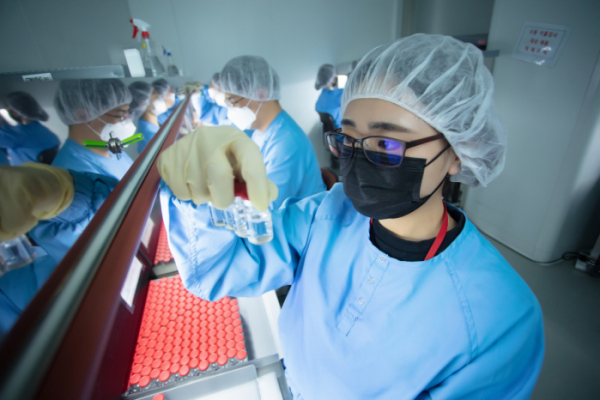 ▲SK바이오사이언스 직원들이 안동L하우스에서 생산되는 코로나19 백신을 검수하고 있다.