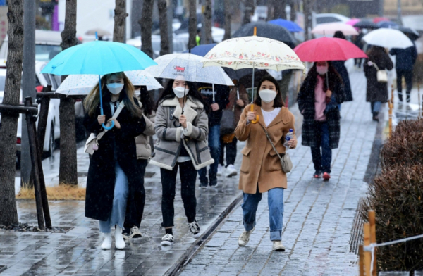 ▲전국적으로 봄비가 내린 1일 서울 마포구 경의선숲길에서 우산을 쓴 시민들이 발걸음을 옮기고 있다. 신태현 기자 holjjak@ (이투데이DB)