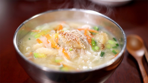 ▲'아주 각별한 기행' 황태 칼국수(사진제공=EBS1)