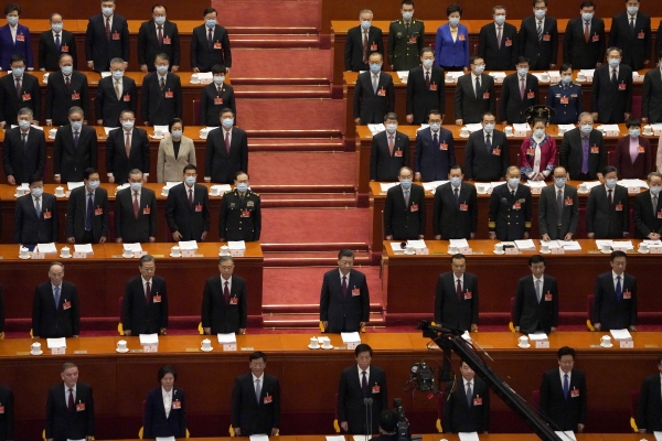 ▲시진핑(가운데) 중국 국가주석이 5일 중국 베이징 인민대회당에서 열린 제13기 전국인민대표대회(NPC·전인대) 개막식에서 국민 의례를 하고 있다. 베이징/AP뉴시스
