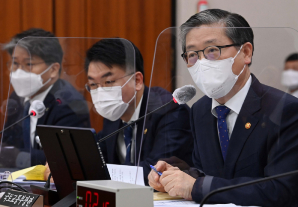 ▲변창흠(오른쪽) 국토부 장관이 12일 열린 국회 국토교통위원회 전체회의에서 의원들의 질문에 답하고 있다. (연합뉴스)
