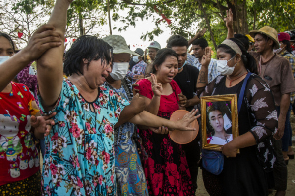 ▲11일 양곤에서 민주화 시위에 참여했다가 목숨을 잃은 칫 민 뚜의 가족들이 세 손가락을 들고 추모하고 있다. (AP/연합뉴스)