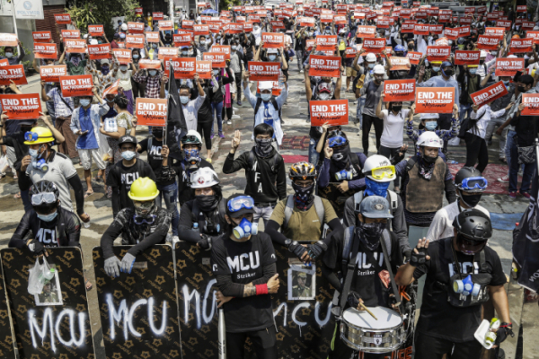 ▲지난달 12일 미얀마 양곤에서 민주화를 요구하는 시위대가 행진하고 있다. (EPA/연합뉴스)