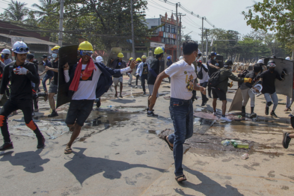 ▲미안먀 군부의 쿠데타에 반발해 미얀마 곳곳에서는 시민들의 민주화 시위가 다발적으로 벌어지기 시작했다. (AP/연합뉴스)