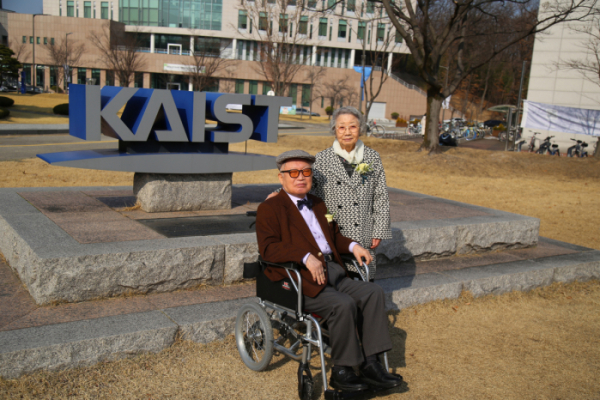 ▲장성환 삼성브러쉬 회장(왼쪽)과 부인 안하옥 씨가 KAIST에 200억 원 규모의 부동산을 쾌척했다.  (사진제공=KAIST)