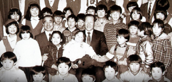 ▲1977년 전경련 회장 당시 고아원을 찾은 아산 정주영(사진 중앙) 현대그룹 명예회장.  (사진제공=전경련)