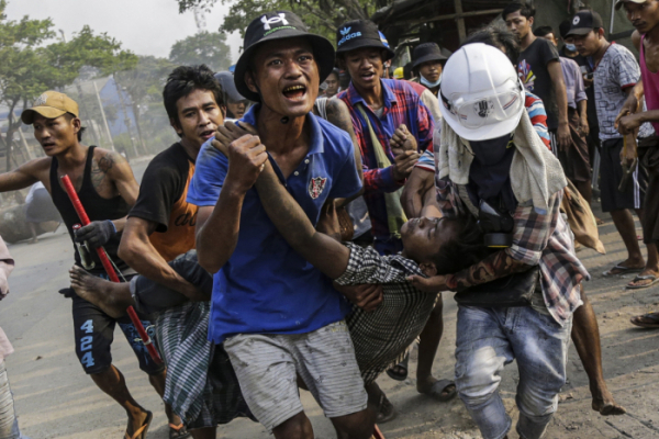▲미얀마 최대 도시 양곤 흘라잉타야에서 시위 참가자들이 14일(현지시간) 군부의 폭력진압으로 부상당한 시위대 일원을 옮기고 있다. 양곤/EPA연합뉴스