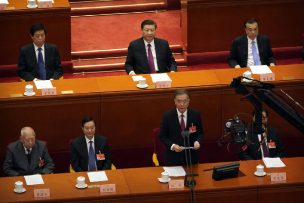 ▲시진핑(맨 위 가운데) 중국 국가주석이 10일 열린 전국인민정치협상회의(정협) 폐막식에 참석해 왕양 정협 주석의 연설을 듣고 있다. 베이징/AP뉴시스