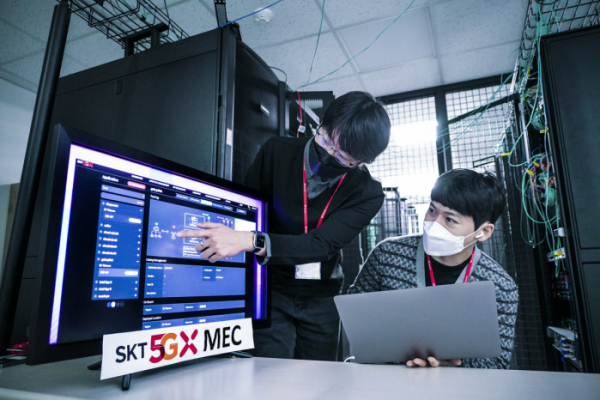 ▲SKT 5G MEC 개발 담당 연구원들이 SK텔레콤 분당사옥 테스트베드에서 5G MEC 기술을 연구하고 있다. (사진제공=SKT)