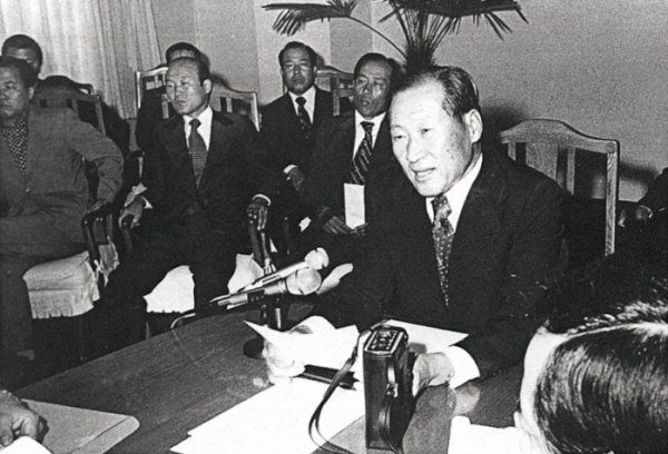 ▲1977년 아산 정주영이 자신의 현대건설 주식 50%를 출연해 아산재단을 설립하겠다고 발표하고 있다.  (사진제공=아산 정주영 닷컴)