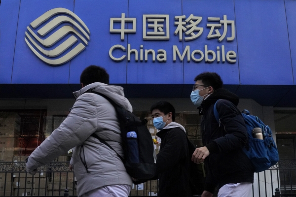 ▲1월 8일 중국 베이징에서 시민들이 차이나모바일 매장 앞을 지나고 있다. 베이징/AP뉴시스
