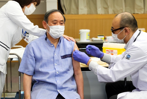 ▲스가 요시히데 일본 총리가 16일 도쿄의 한 병원에서 신종 코로나바이러스 감염증(코로나19) 백신을 접종받고 있다. 이날은 첫 접종으로 오는 4월 미국 방문을 앞두고 이뤄졌다. 도쿄/EPA연합뉴스
