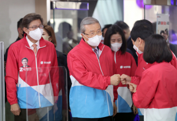 ▲민의힘 김종인 비상대책위원장이 16일 오전 부산 부산진구 박형준 부산시장 후보 선거사무소에서 열린 중앙선대위 부산 현장 회의에서 선대위 위원들과 인사하고 있다.  (연합뉴스)