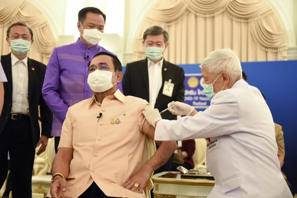 ▲쁘라윳 짠오차 태국 총리가 16일 태국 방콕 총리실에서 아스트라제네카 백신을 접종하고 있다. 방콕/AP연합뉴스
