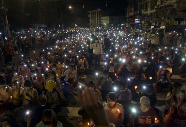 ▲14일(현지시간) 미얀마 양곤에서 열린 군부 쿠데타 반대 촛불집회가 열려 시위대가 휴대전화 불빛을 밝히고 있다. 양곤/AP뉴시스
 
