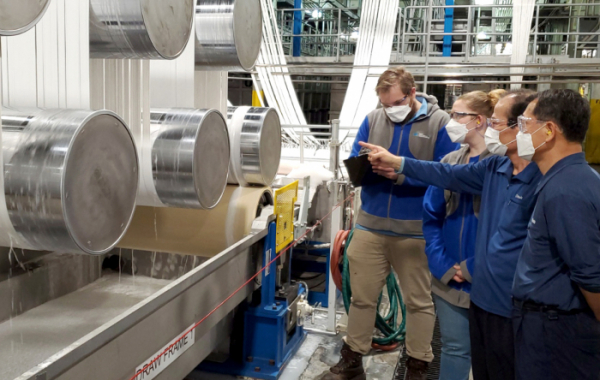 ▲미국 사우스캐롤라이나에 있는 HIAM의 LMF 생산 라인에서 작업자들이 공정을 확인하고 있다. (사진제공=휴비스)