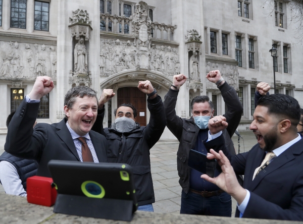 ▲우버 운전기사들이 2월 19일(현지시간) 영국 런던 대법원 앞에서 자신들을 프리랜서가 아닌 근로자로 분류해야 한다는 판결을 듣고 환호하고 있다. 런던/AP연합뉴스