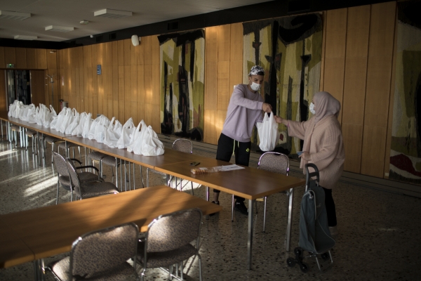 ▲프랑스 마르세유의 한 대학가에 설치된 푸드뱅크에서 한 학생이 식량을 받아가고 있다. 마르세유/AP뉴시스 
