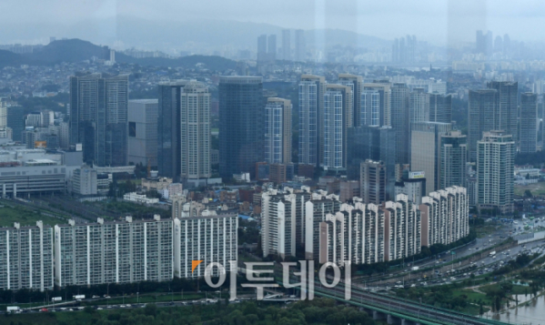 ▲서울 아파트 중위매매 가격이 처음으로 10억 원을 돌파했다. 서울 여의도 63빌딩에서 바라본 용산 일대에 아파트들이 빼곡히 들어서 있다. 신태현 기자 holjjak@ (이투데이DB)