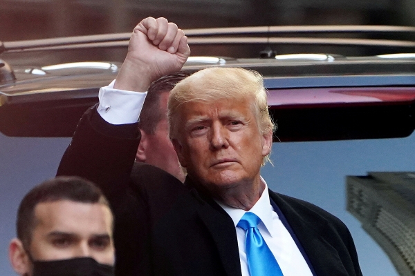 ▲도널드 트럼프 전 미국 대통령이 9일(현지시간) 뉴욕시 맨해튼 지역에 있는 트럼프 타워를 나와 SUV 차량에 오르면서 주변의 시민에게 오른손을 치켜들며 인사하고 있다. 뉴욕/로이터연합뉴스
