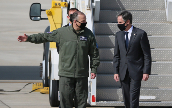 ▲토니 블링컨 미국 국무장관(오른쪽)이 17일 오후 경기도 평택시 오산 공군기지를 통해 입국해 스콧 플레어스 제7공군사령관 겸 주한미군부사령관의 안내를 받고 있다.  (사진공동취재단)