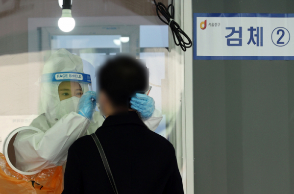 ▲17일 오후 서울역 광장에 마련된 중구 임시선별검사소에서 한 시민이 신종 코로나바이러스 감염증(코로나19) 검사를 받고 있다. (연합뉴스)