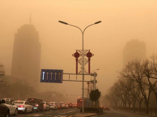 ▲15일 중국 수도 베이징이 황사로 온통 누렇게 뒤덮였다. 베이징시 기상대는 이날 올해 들어 처음으로 황사 황색경보를 발령했다. (연합뉴스)