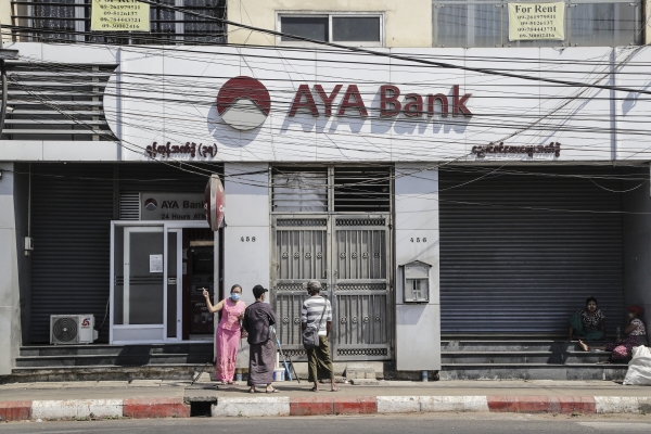 ▲미얀마 양곤에서 8일 은행을 찾은 시민이 닫힌 문을 보고 발걸음을 돌리고 있다. 양곤/EPA연합뉴스
