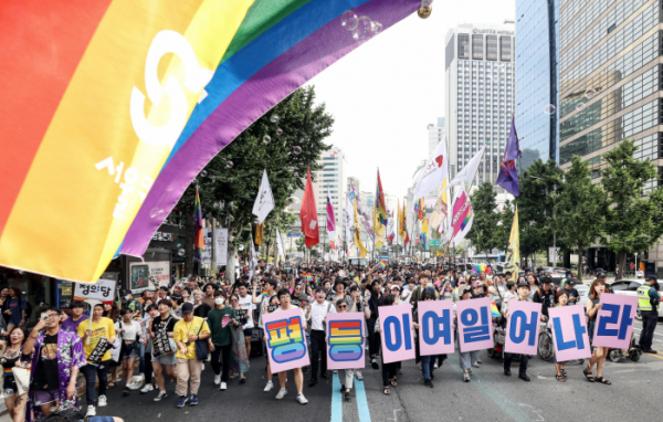 ▲2019년 6월 1일 서울 중구 명동·을지로 일대에서 서울퀴어문화축제 참가자들이 퍼레이드를 하고 있다. (뉴시스)