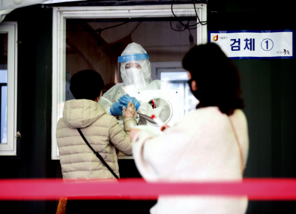 ▲서울 중구 서울역 앞에 마련된 임시선별검사소에서 한 의료진이 검체 채취를 하고 있다.  (사진제공=뉴시스)