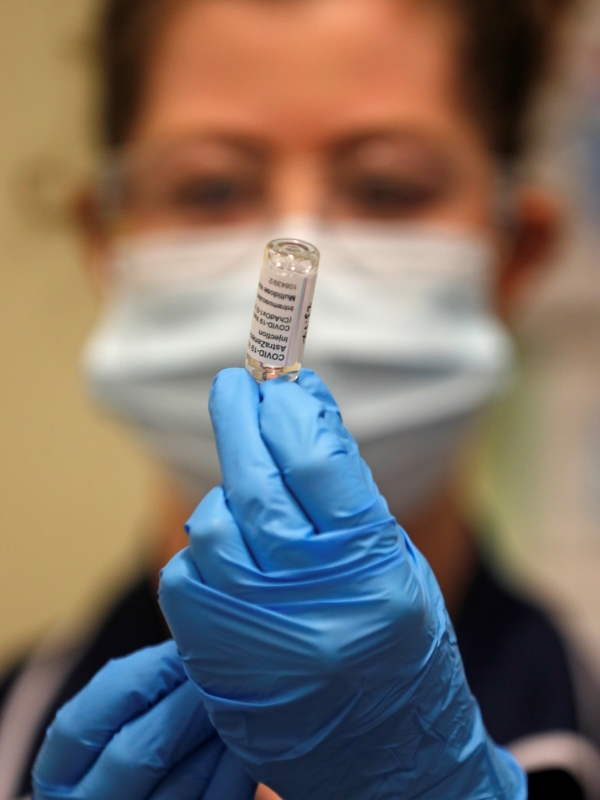 ▲영국 옥스퍼드대 연구원이 아스트라제네카 백신을 주사에 옮기고 있다. 런던/로이터연합뉴스
