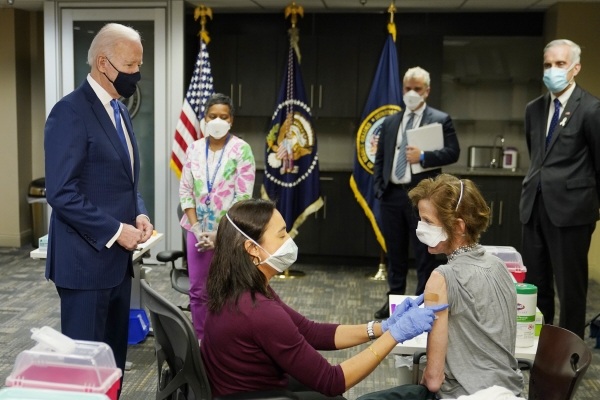 ▲조 바이든(왼쪽) 미국 대통령이 8일(현지시간) 워싱턴 VA메디컬센터를 방문해 백신 접종을 살피고 있다. 워싱턴D.C./AP뉴시스
