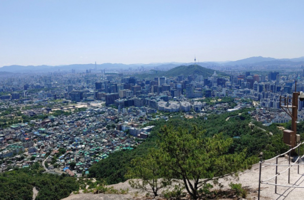 ▲맑고 화창한 날씨를 보인 22일 서울 종로구 인왕산에서 바라본 도심이 파란 하늘과 조화를 이루고 있다.  (사진=뉴시스)