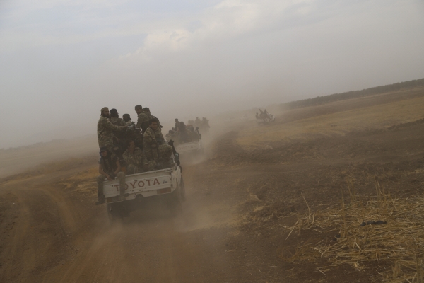 ▲2019년 10월 북서부 아자즈에서 시리아 쿠르드민병대의 모습이 보인다. 아자즈/AP연합뉴스
