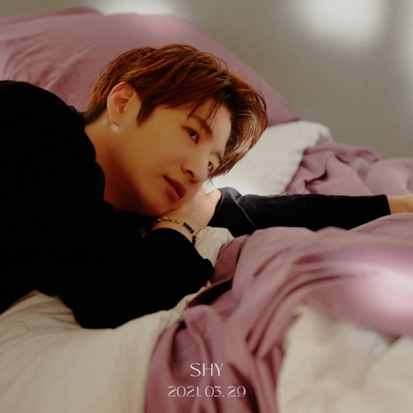 ▲SHY(손호영)(사진 = 스톤뮤직엔터테인먼트, 스윙엔터테인먼트 제공)