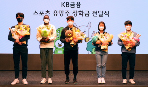 ▲(왼쪽부터) 비웨사, 박원진, KB금융그룹 윤종규 회장, 배윤진, 최명진 선수 모습.