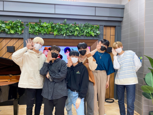 ▲투모로우바이투게더X루시 (사진=EBS ‘경청’ 제공)